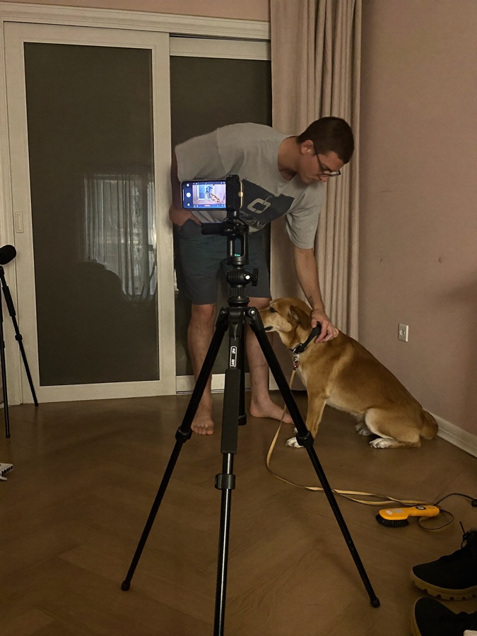 Criador de conteúdo gravando um vídeo